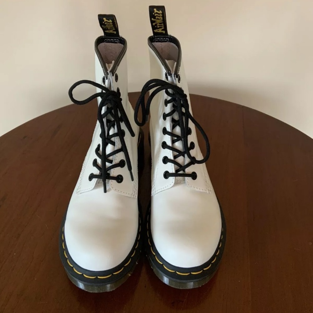 Dr Doc Martens Smooth White Leather Boots 11821 US Women’s 7 EEUC